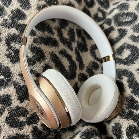 Beats by Dr Dre Solo 3 headphones with case and charging cable - Picture 2 of 5